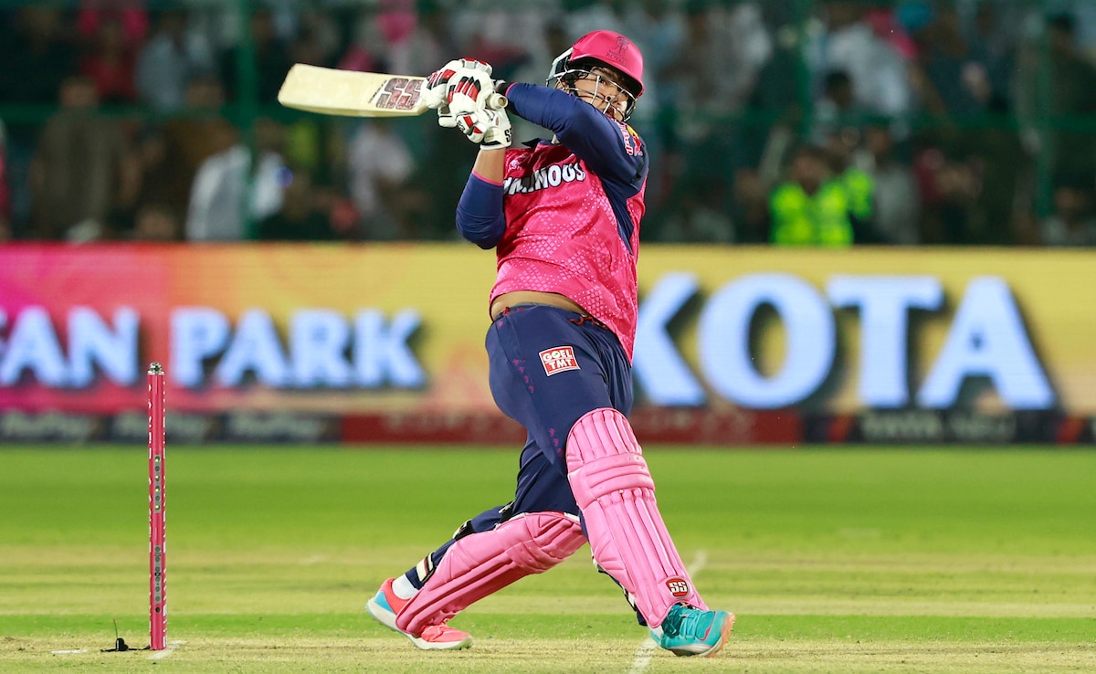 IPL LIVE: Dhoni Review System Strikes vs RR, Stuns Fans After Massive Six