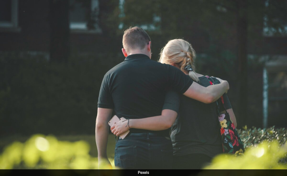 "The Last Hug": Man's Emotional Post Remembering Late Wife Moves Internet