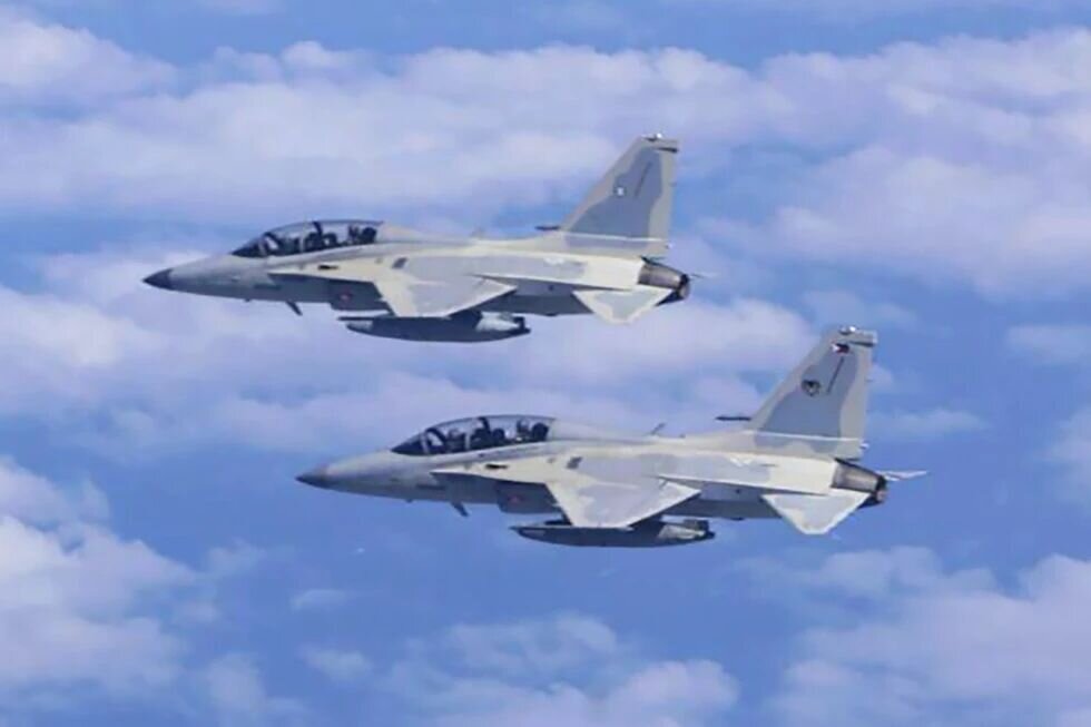 VIDEO: Saudi fighters escort plane carrying Trump