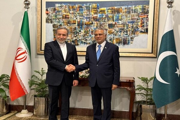 Pakistan FM welcomes Araghchi in Islamabad (+VIDEO)