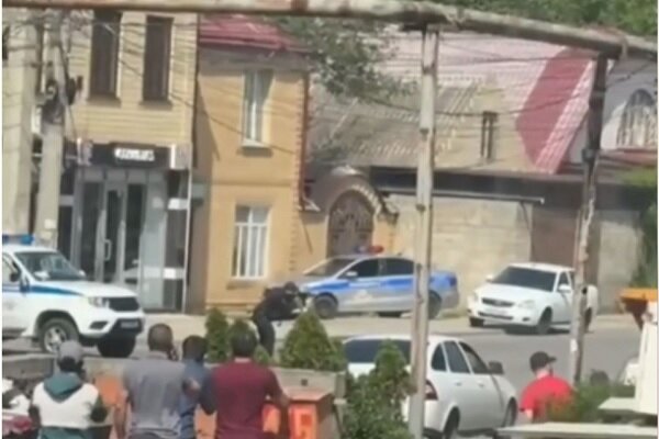 Armen men attack police forces in Russia's Dagestan Republic