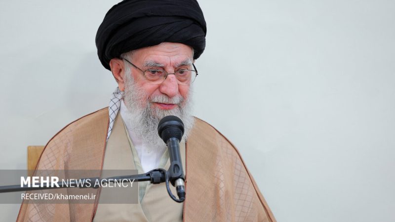 Leader praises Iranian aid workers, Red Crescent Society