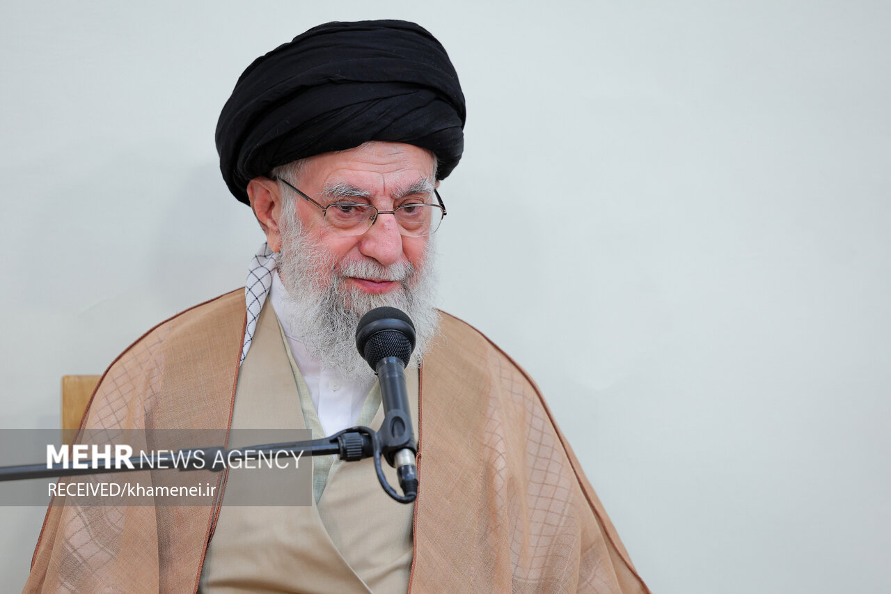 Leader praises Iranian aid workers, Red Crescent Society