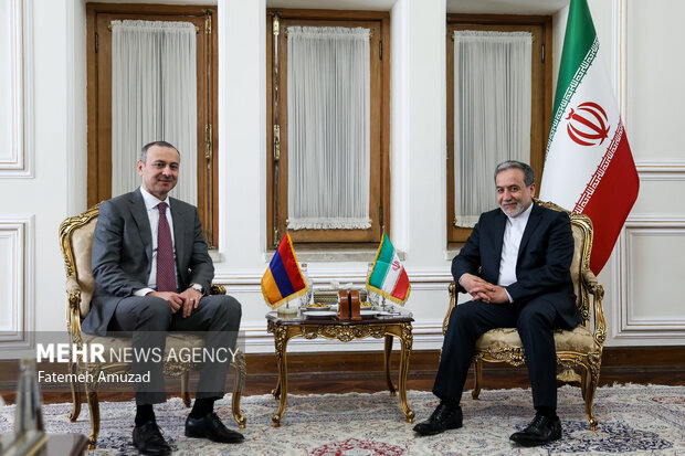 Iran-Armenia relations witnessing upward trend: Araghchi