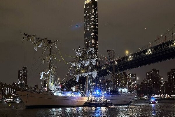 Brooklyn Bridge hit by Mexican navy ship, 2 dead, 19 injured
