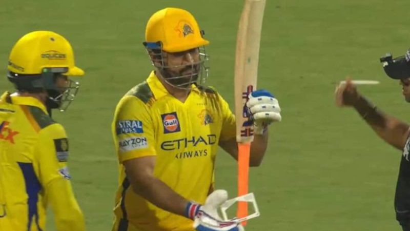 MS Dhoni Takes Gauge From Umpire's Hand After Failing Bat Test. This Happens Later