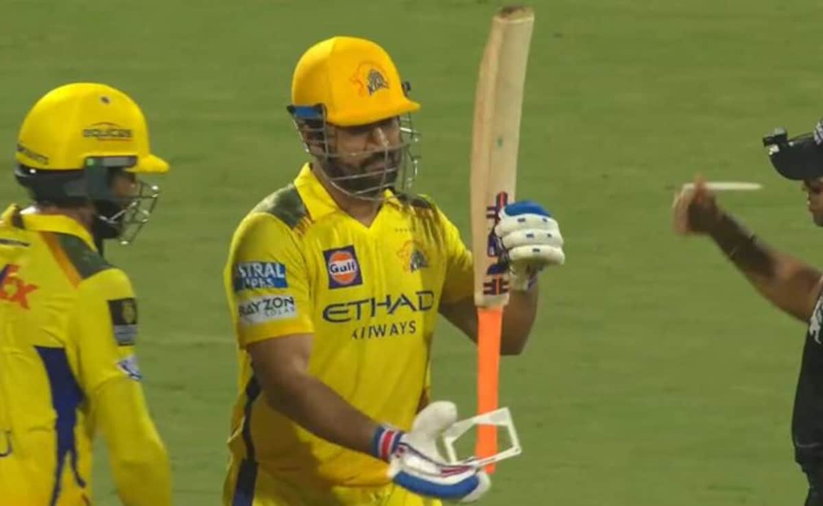 MS Dhoni Takes Gauge From Umpire's Hand After Failing Bat Test. This Happens Later