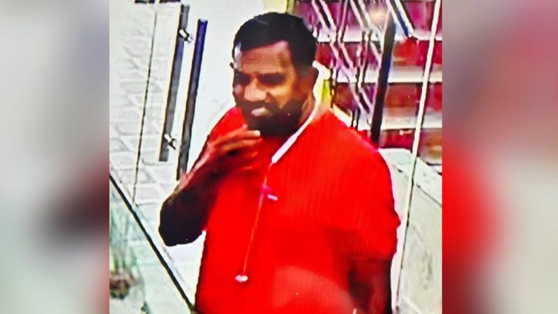 Acting as a buyer a man steals 13 tulas gold from a shop at Manugur