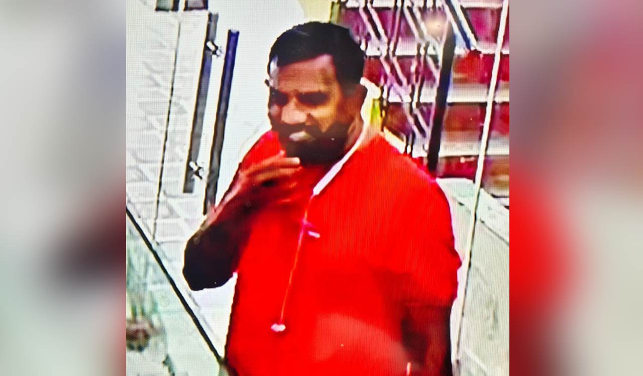 Acting as a buyer a man steals 13 tulas gold from a shop at Manugur
