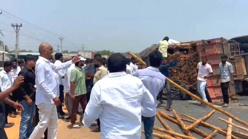 Car passengers hurt after wooden logs fall off lorry; Harish Rao comes to help of victims