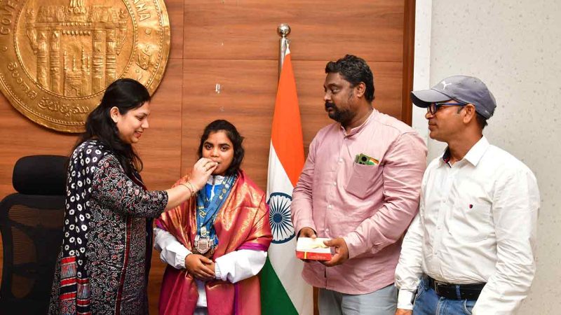 Telangana: Collector felicitates powerlifter from Karimnagar