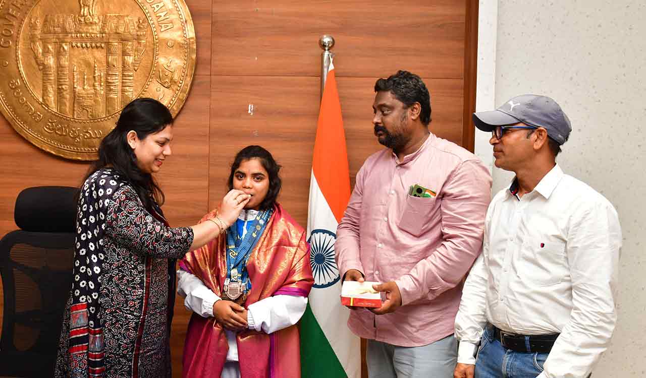 Telangana: Collector felicitates powerlifter from Karimnagar