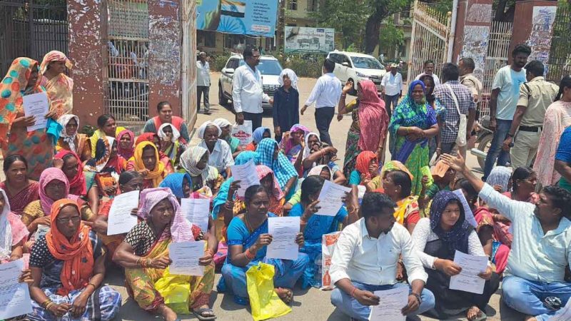Dalit Bandhu beneficiaries stage dharna for second installment in Karimnagar