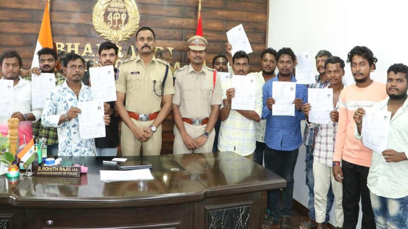 Telangana: Police provides driving licenses to tribal youth in Kothagudem