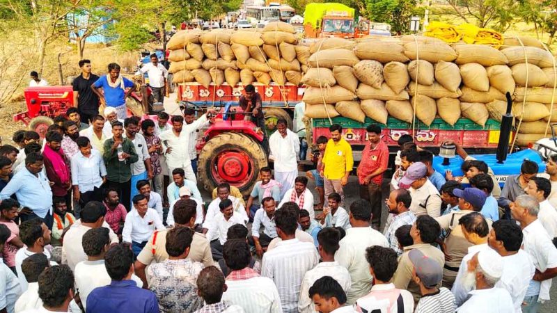 Farmers protest officials’ failure to procure paddy in Telangana’s Narayanpet