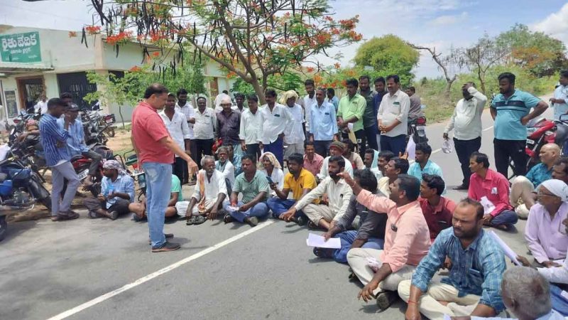 Farmers protest demanding green manure seeds in Thoguta in Siddipet district