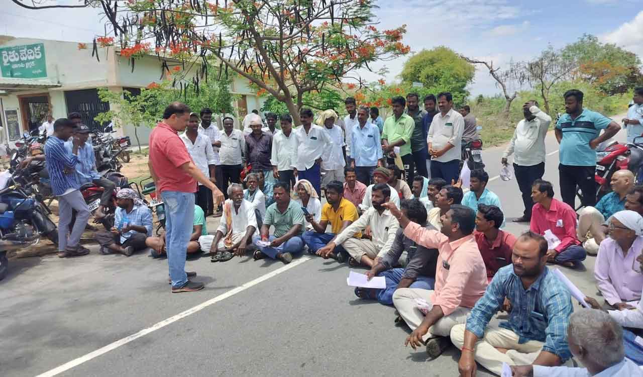 Farmers protest demanding green manure seeds in Thoguta in Siddipet district