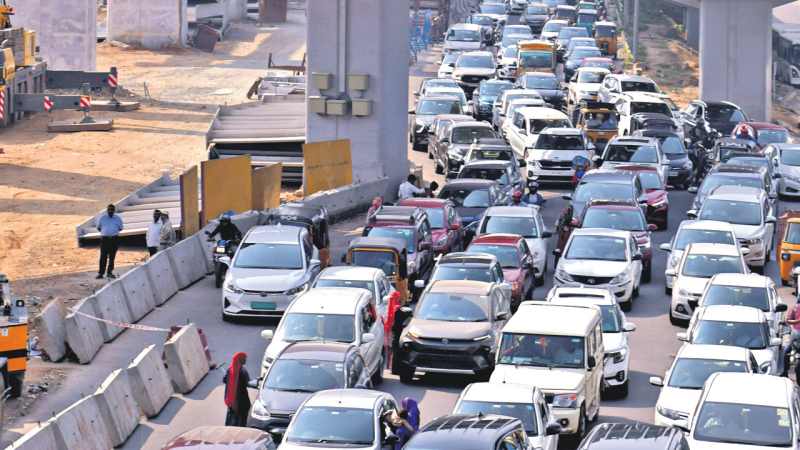 Indian Army truck breaks down on Patny flyover in Secunderabad, causing traffic congestion