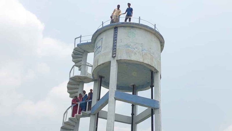 Indiramma houses: Villagers stage protest on water tank alleging irregularities in Kothagudem