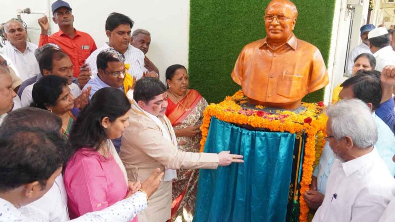 Statue of Lok Satta Srinivas unveiled in Karimnagar