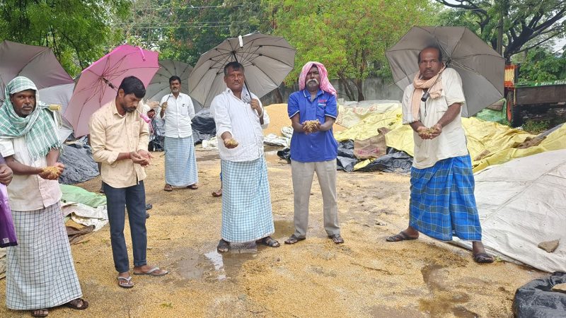 Farmers find it difficult to protect paddy at procurement centres as rains lash Medak