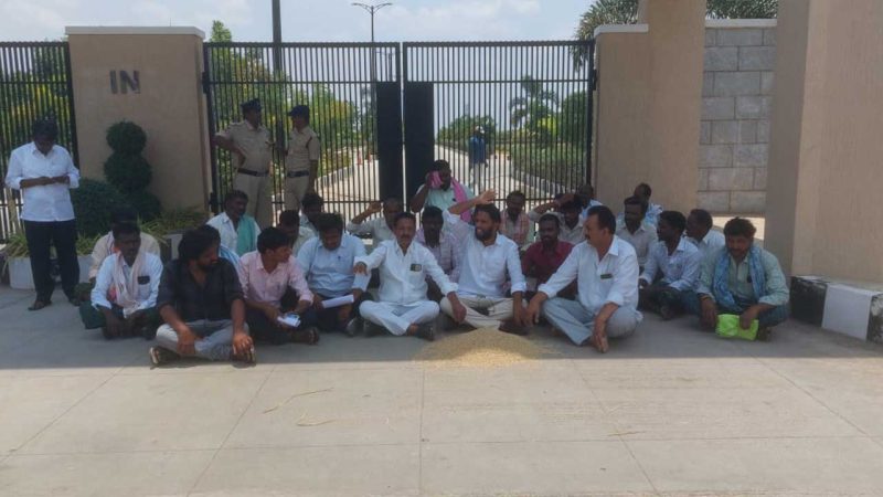 Telangana: Farmer collapses at procurement centre in Mahabubabad