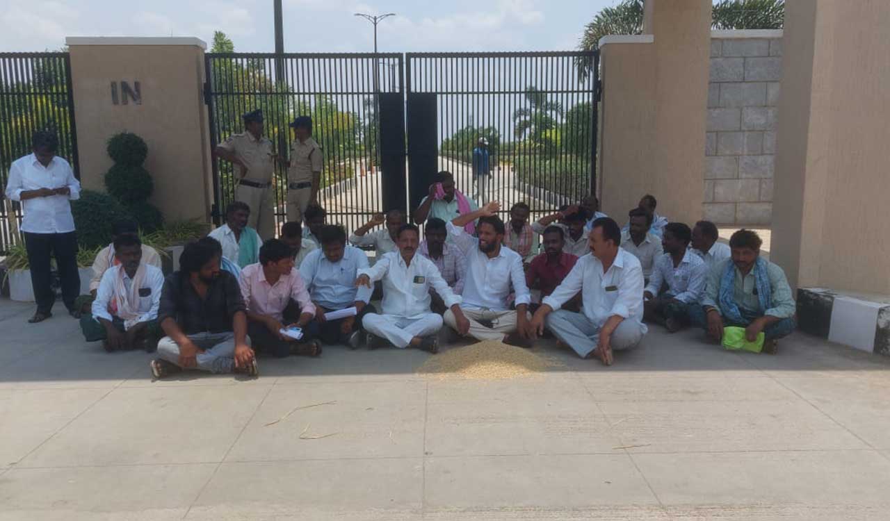 Telangana: Farmer collapses at procurement centre in Mahabubabad