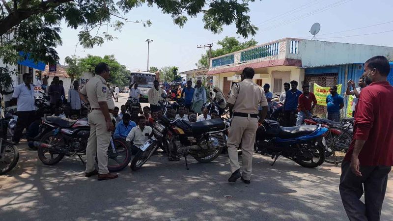 Farmers stage protest demanding procurement of paddy in Nizamabad