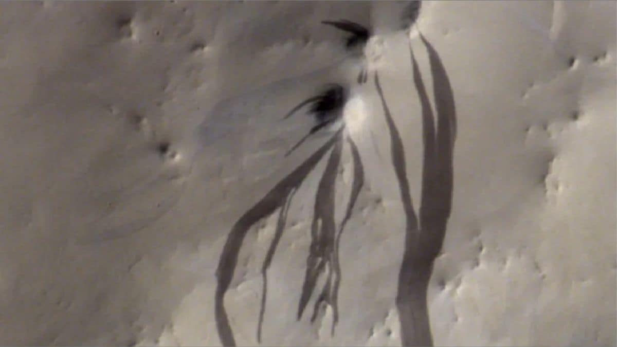 New Study Uses AI to Reveal Dry Origins of Mars' Mysterious Slope Streaks