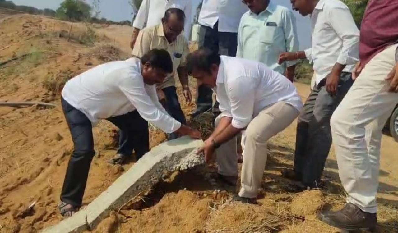 Telangana: Kranthi Kiran exposes poor quality of Singur canal works, demands probe