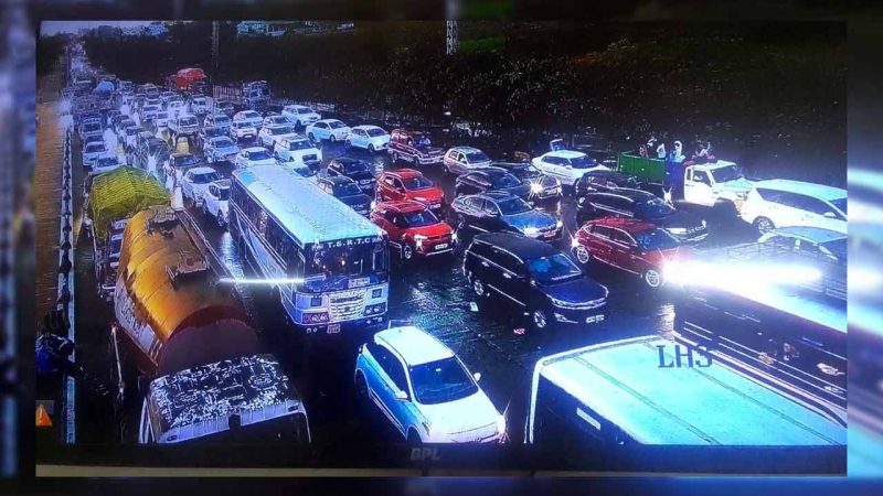 Telangana: Rain, wind damage Duddeda toll plaza; traffic stalled