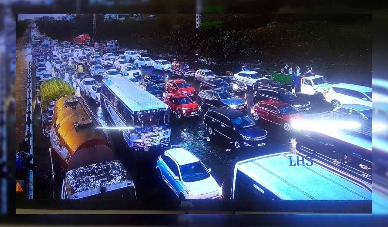 Telangana: Rain, wind damage Duddeda toll plaza; traffic stalled