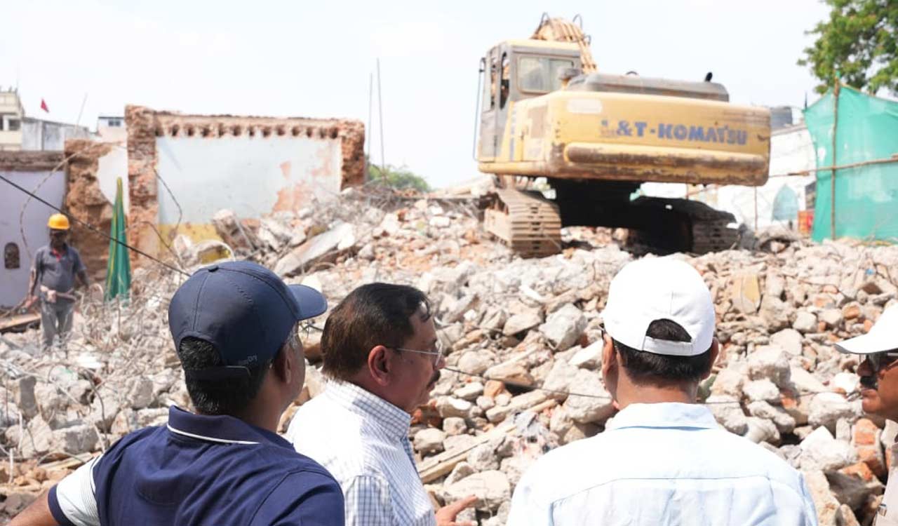 Hyderabad: Chief Secretary inspects demolition works for Metro Rail Corridor in Old City