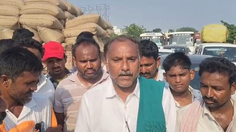 Farmers stage flash protest as officials reject paddy unloading at rice mill in Khammam