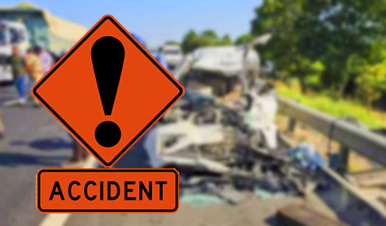 One killed, one injured as car rams into stationary lorry in Adilabad