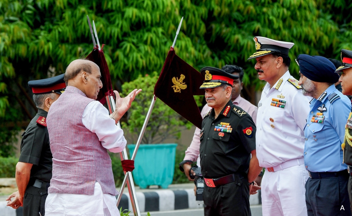Defence Minister Meets CDS, 3 Service Chiefs Hours After Escalation By Pak