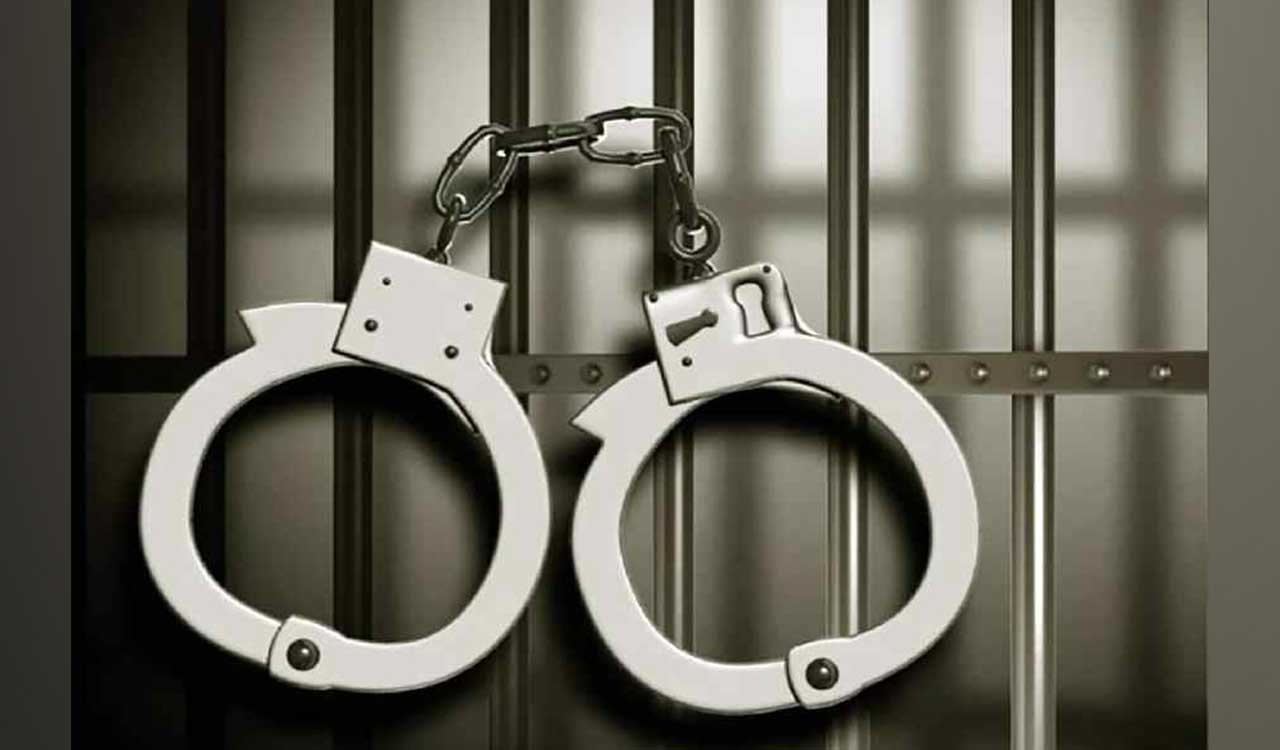 Telangana: Home Guard caught taking bribe through hotel owner, wine shop cashier in Mirudoddi