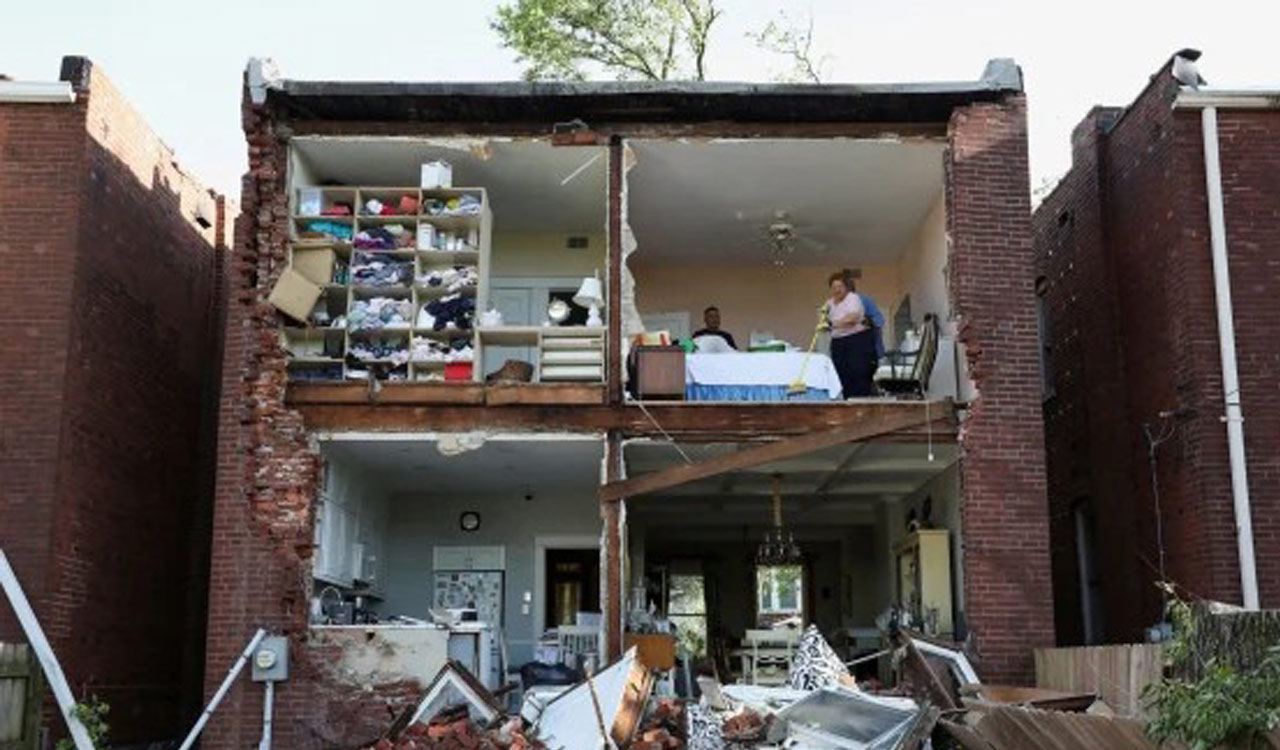 21 killed as suspected tornadoes hit Missouri, Kentucky