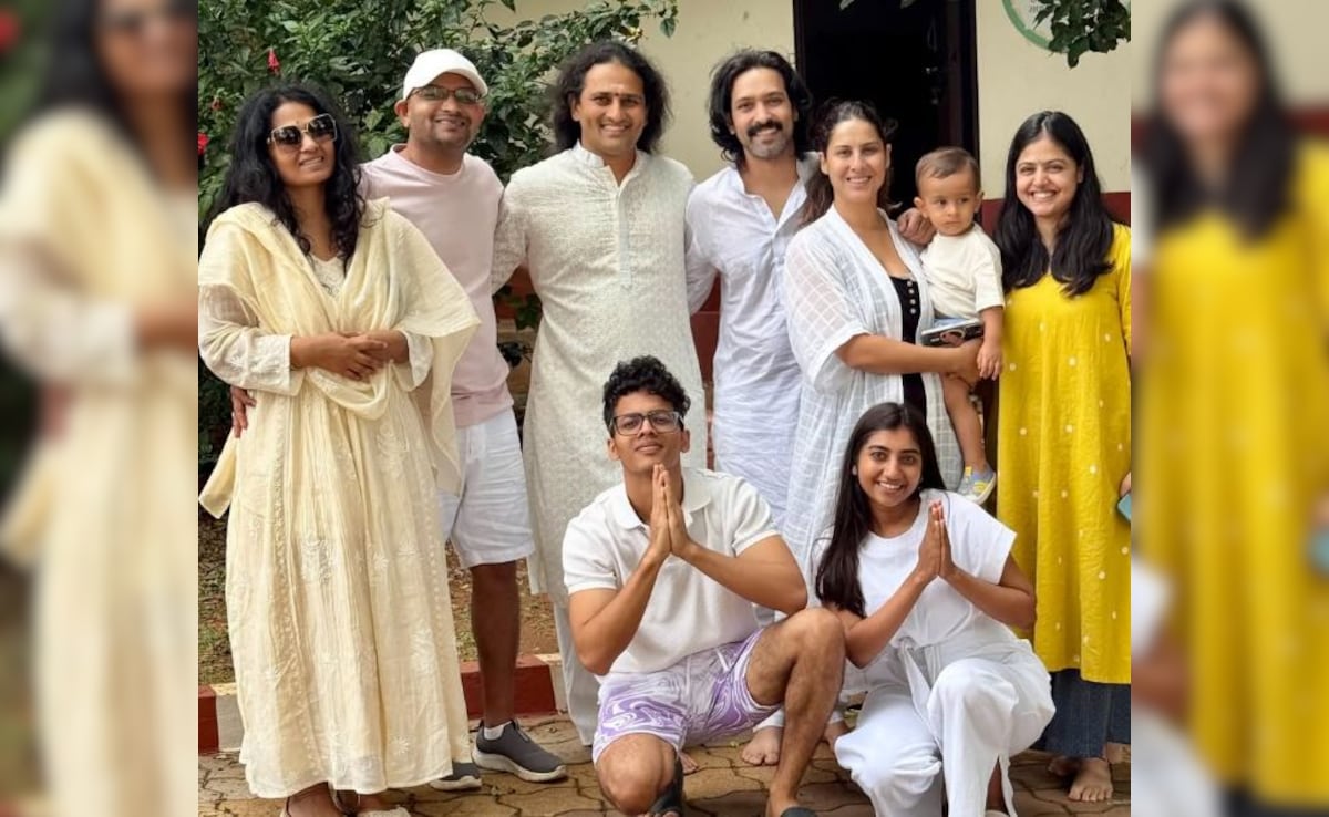 Vikrant Massey Visits Sri Sri Ravi Shankar's Ashram. Bonus – Son Vardaan