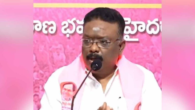 MLC Dasoju Sravan lodges complaint against Congress for false social media campaign on Harish Rao