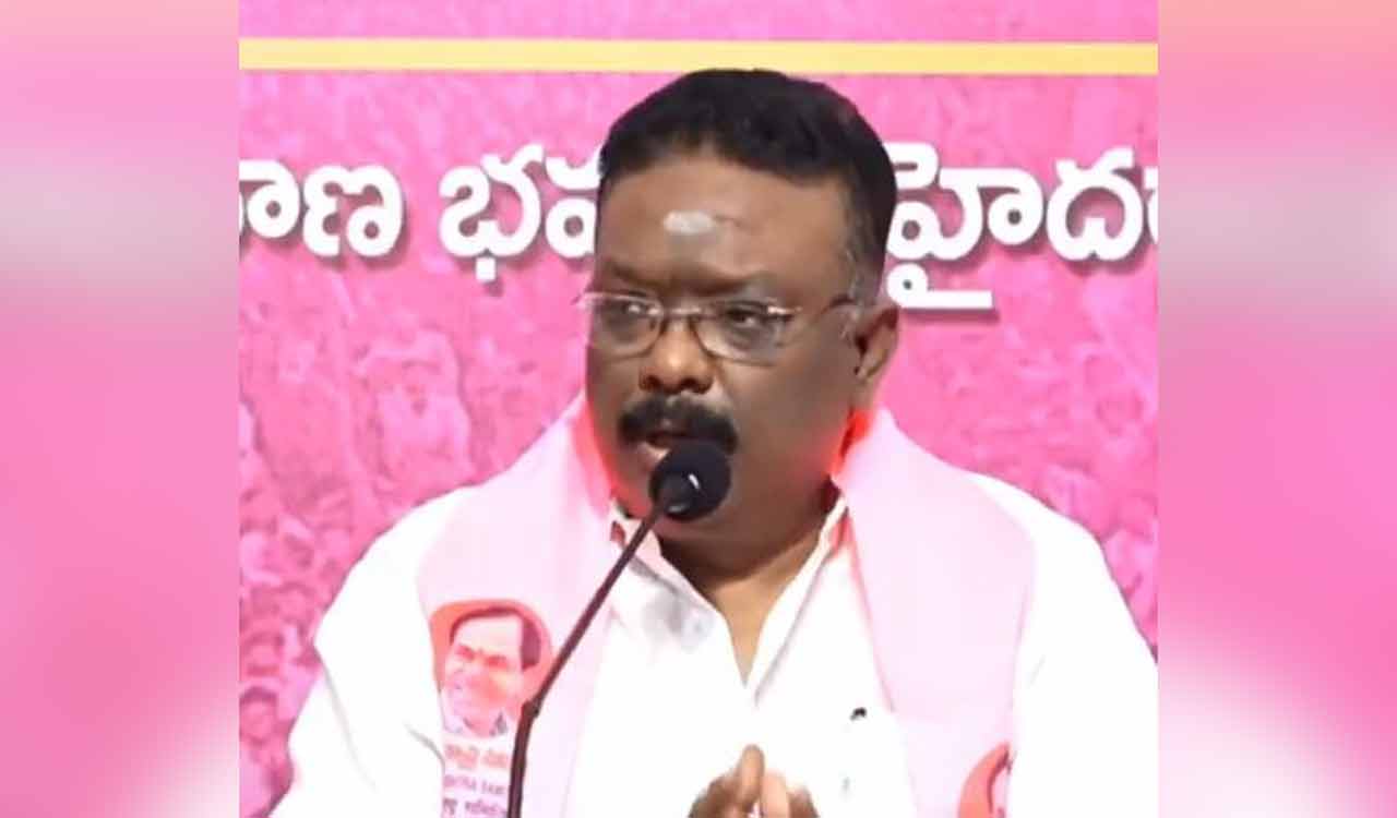 MLC Dasoju Sravan lodges complaint against Congress for false social media campaign on Harish Rao