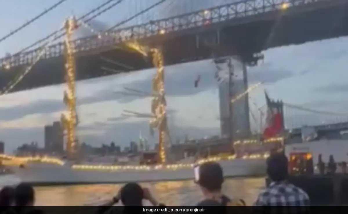 Mexican Navy Training Vessel Hits New York's Brooklyn Bridge