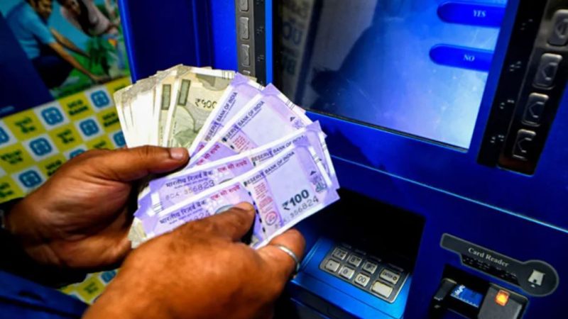 Hyderabad: Crowd gathers as ATM gives extra notes in Yakutpura