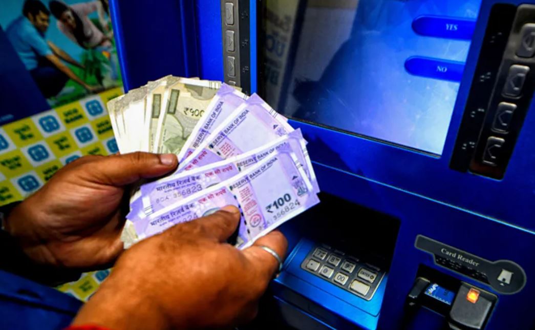 Hyderabad: Crowd gathers as ATM gives extra notes in Yakutpura
