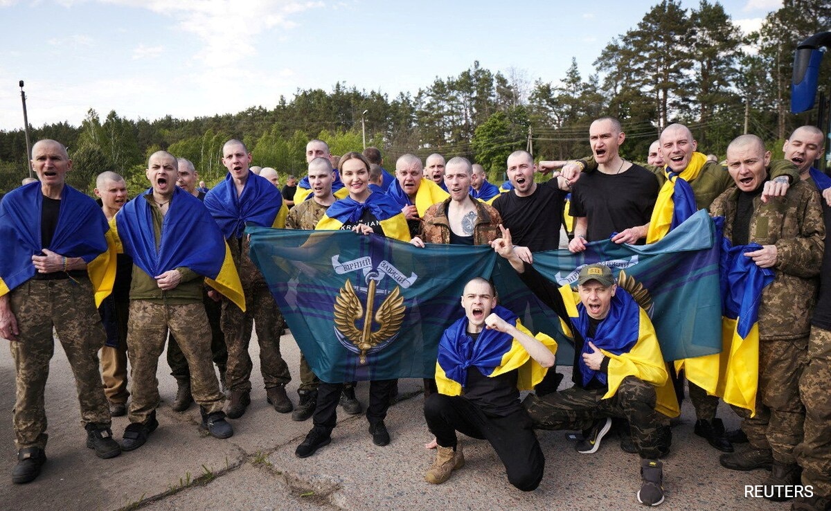 Russia, Ukraine Each Free First 390 Prisoners In Start Of War's Biggest Swap