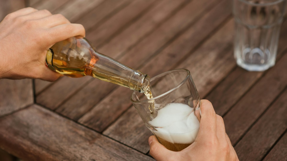 How To Pour Beer Without The Mess? 4 Pro Tips To Get It Right Every Time