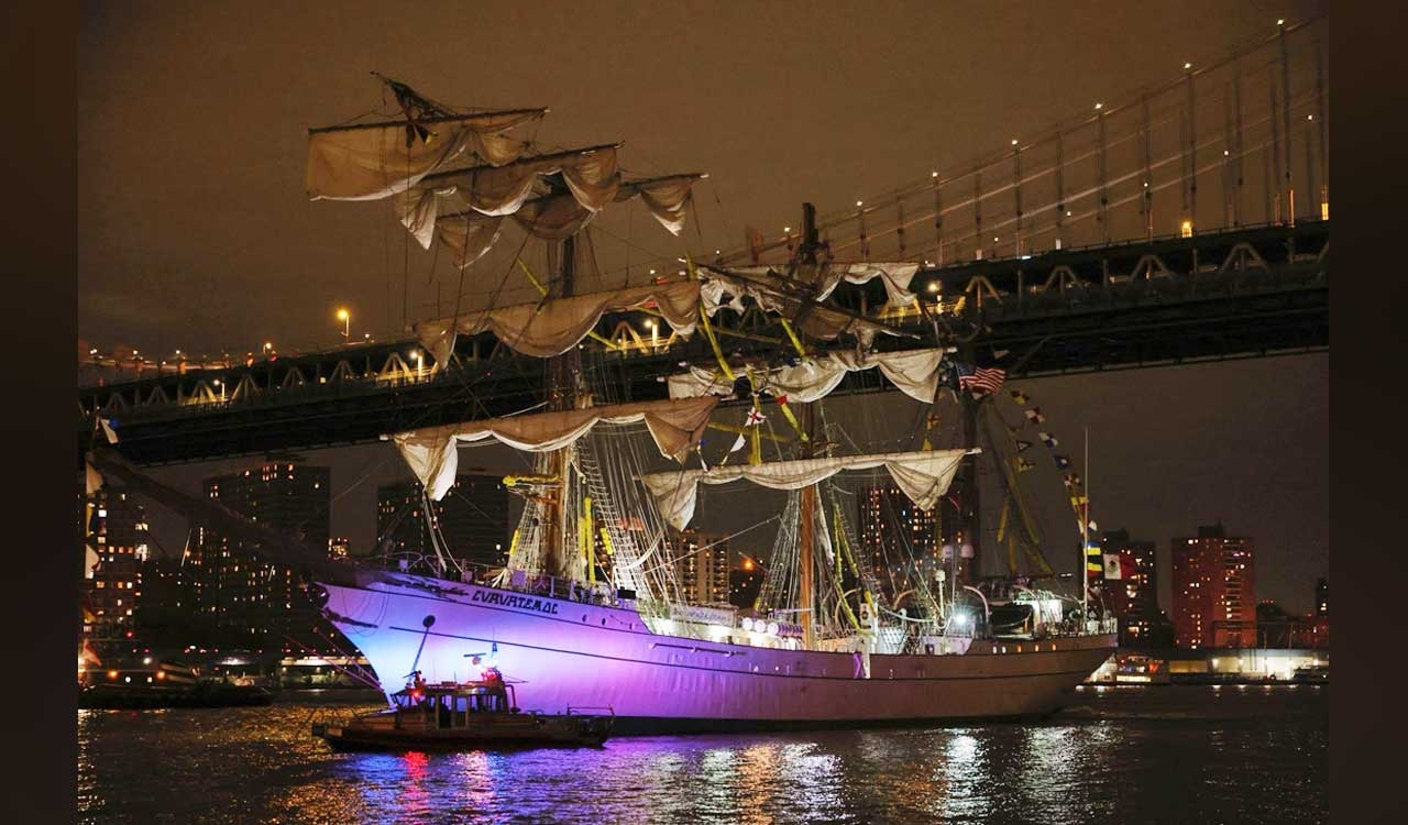 Mexican ship Cuauhtemoc crashes into Brooklyn Bridge, snaps masts and injures 22 crew members
