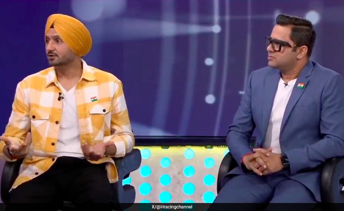 "<i>Asli Fans MS Dhoni Ke Hain, Baaki Sab Paid</i>": Harbhajan Singh Triggers Huge Controversy