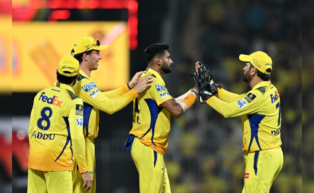 33 Runs In 1 Over: CSK Coach Explains Why MS Dhoni Went With Khaleel Ahmed vs RCB In 19th Over