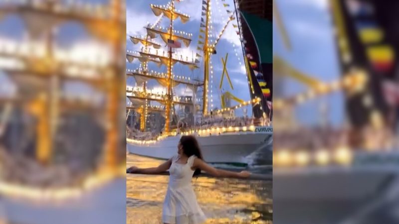 Video Of Mexican Ship Crash Into Brooklyn Bridge Under Fire. Here's Why